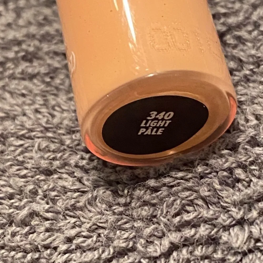 1049 Covergirl Clean Fresh  Hydrating Concealer  #340 Light Pale New